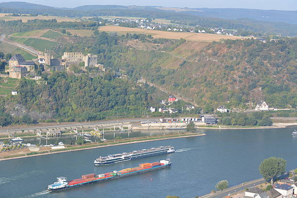 ferry de st. goar - rheinfels fotografías e imágenes de stock
