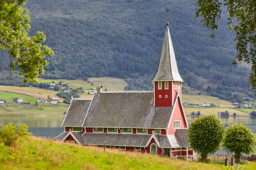 Iglesia tradicional de madera roja noruega. Rodven. Viaje a Noruega. photo