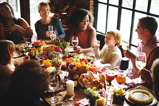 persone che parlano celebrando il concetto di festa del ringraziamento - thanksgiving table setting autumn foto e immagini stock