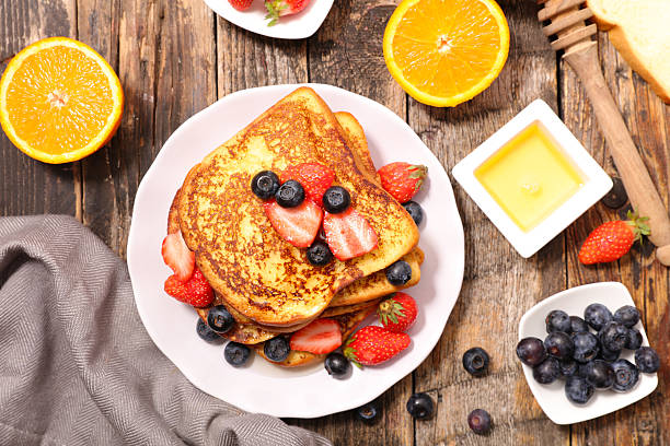 french toast with berry french toast with berry french toast stock pictures, royalty-free photos & images