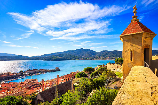 isla de elba, portoferraio vista aérea de fort. faro y - portoferraio fotografías e imágenes de stock