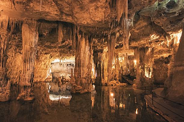 cueva de neptuno (grotte di nettuno), cerdeña, italia - alghero fotografías e imágenes de stock