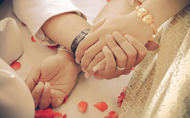 manos de la novia y el novio en el dormitorio en el día de la boda - people female male men fotografías e imágenes de stock