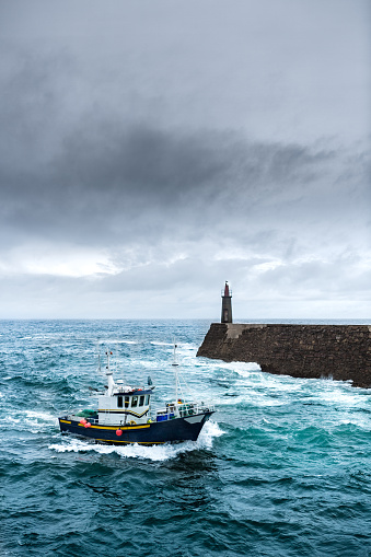 Buque pesquero bajo tormenta photo