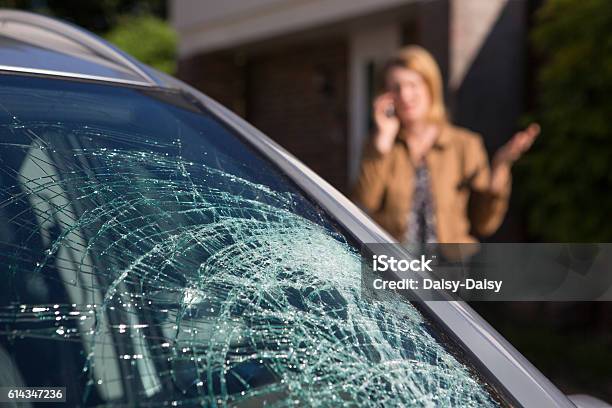 車のフロントガラスが壊れた後助けを求める女性 - フロントガラスのストックフォトや画像を多数ご用意 - フロントガラス, 自動車, 壊れた