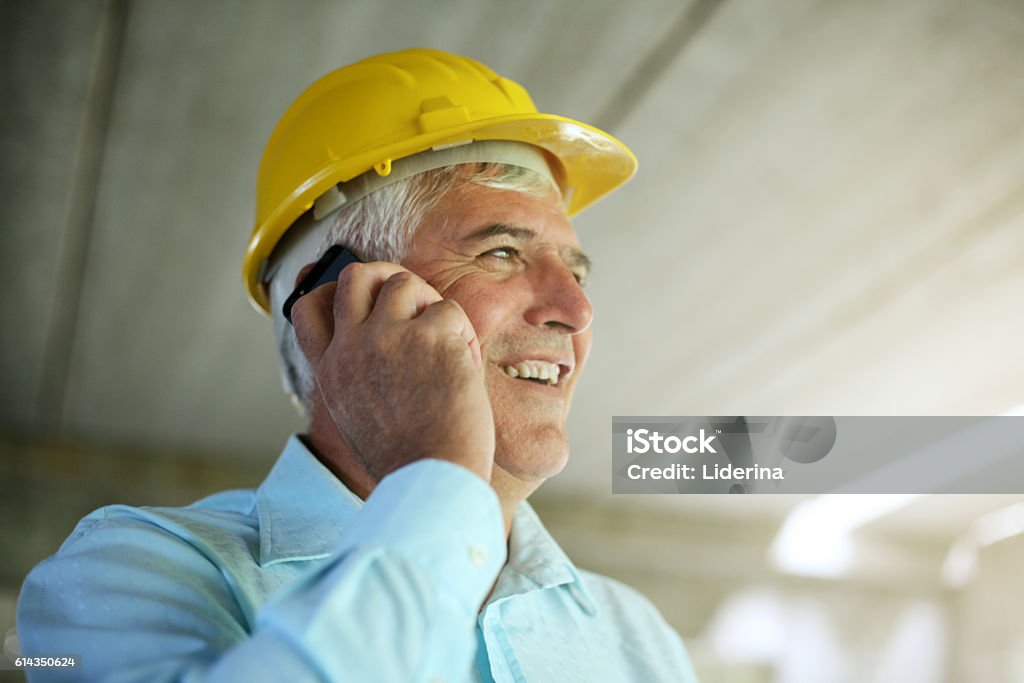 Architecte senior utilisant un téléphone intelligent. - Photo de Industrie du bâtiment libre de droits