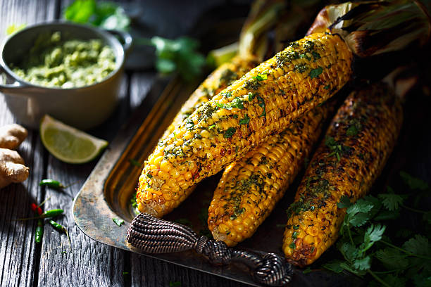 milho grelhado na espiga - corn corn on the cob grilled roasted - fotografias e filmes do acervo