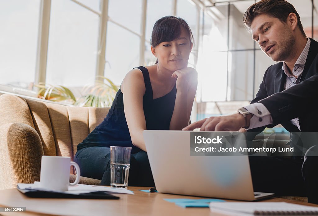 Geschäftspartner arbeiten gemeinsam am Laptop im Büro - Lizenzfrei Geschäftsbesprechung Stock-Foto