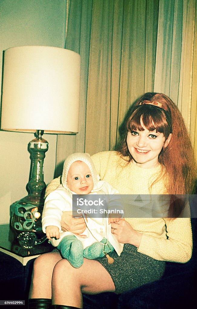 Vintage feliz mamá sosteniendo a su hijo - Foto de stock de Familia libre de derechos