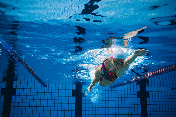 podwodny strzał kobiety pływaka w akcji - women exercising swimming pool young women zdjęcia i obrazy z banku zdjęć