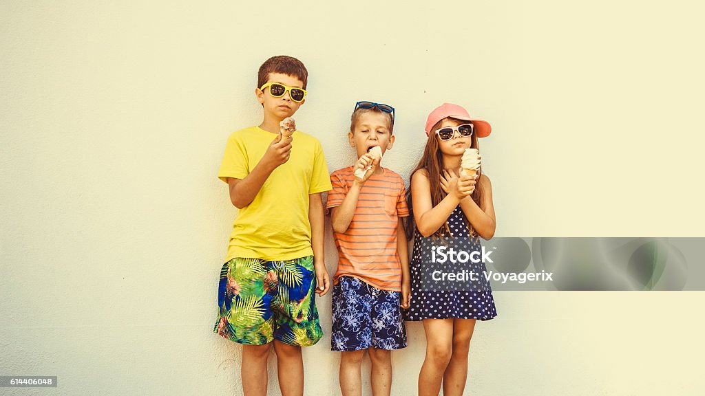 Kinder, Jungen und kleines Mädchen Essen Eiscreme. - Lizenzfrei Kind Stock-Foto