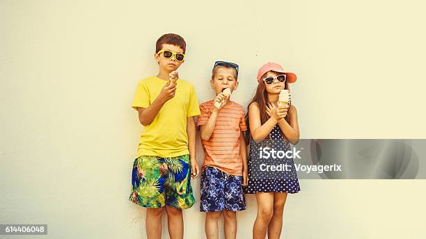 Kinder Jungen Und Kleines Mädchen Essen Eiscreme Stockfoto und mehr Bilder von Kind - Kind, Essen - Mund benutzen, Speiseeis