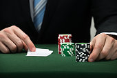 poker-spieler-hand-mit-karten-und-chips.jpg?b=1&s=170x170&k=20&c=QBtn2fYnrqHXpSQRv5IDDyAnAtzOoWG5x0np0w7z9GA=