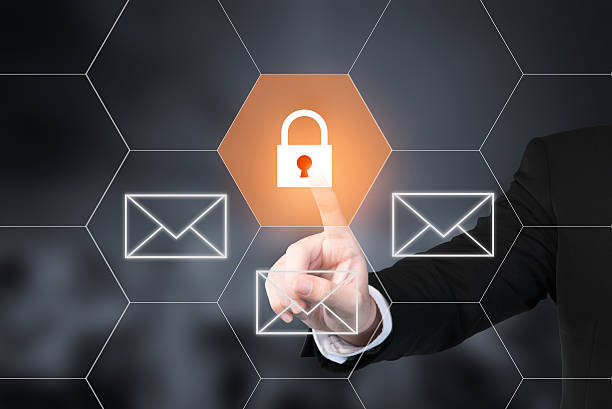 仮想画面で電子メールのセキュリティボタンを押すビジネスマン。 - network security security e mail computer ストックフォトと画像