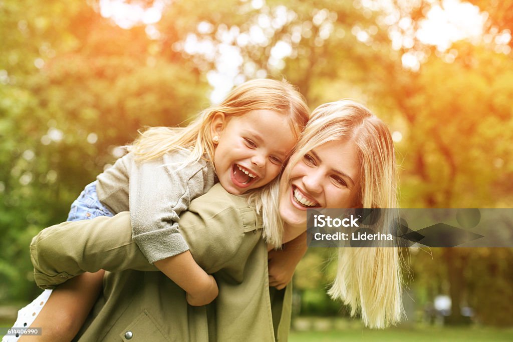 Menina em um porquinho de volta passeio com sua mãe. - Foto de stock de Família royalty-free