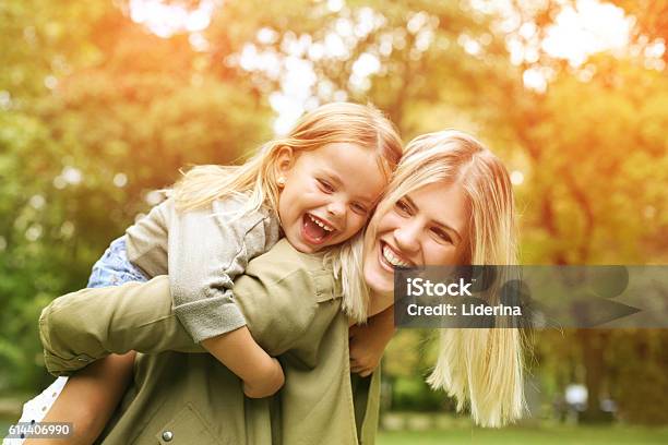 Foto de Menina Em Um Porquinho De Volta Passeio Com Sua Mãe e mais fotos de stock de Família