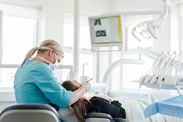 クリニックで女性を診察する女性歯科医 - dentist office dentists chair dental equipment medical equipment ストックフォトと画像