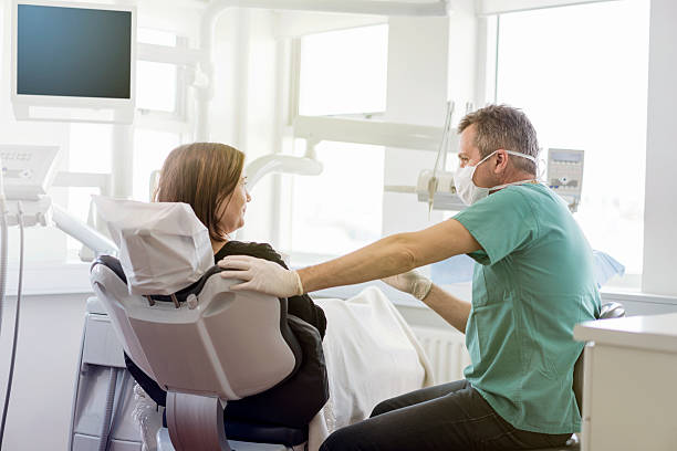 診療所で女性患者と話す歯科医 - dentist dentists chair men confidence ストックフォトと画像