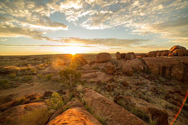 mármoles del diablo al amanecer, territorio del norte, australia - marble geometric shape spirituality travel destinations fotografías e imágenes de stock