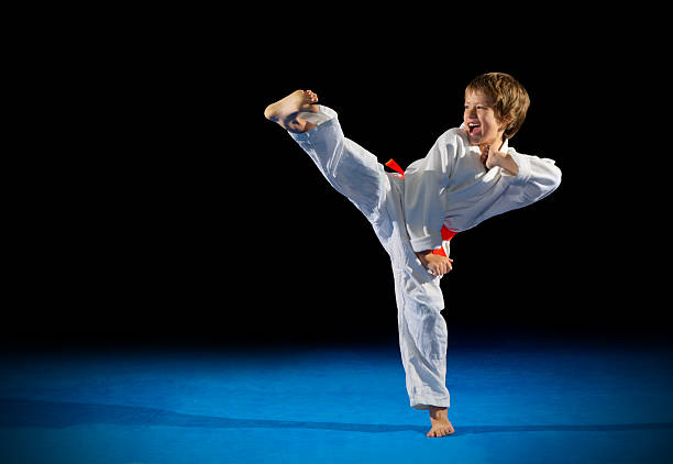 niño luchador de artes marciales - child karate little boys martial arts fotografías e imágenes de stock