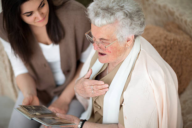 historias del pasado de la abuela - memorial fotografías e imágenes de stock