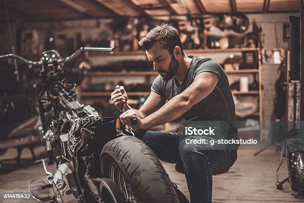 Esta Moto Será Perfecta Foto de stock y más banco de imágenes de Motocicleta - Motocicleta, Hombres, Garaje