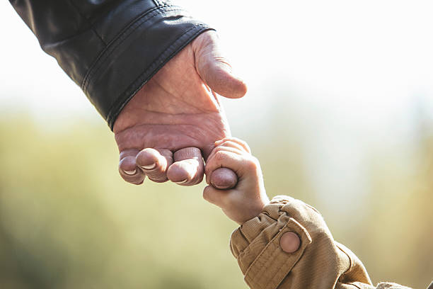 девочка теплая куртка и крышка c руки деда - grandparent grandfather walking grandchild стоковые фото и изображения