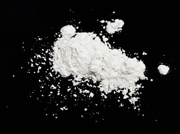 polvo blanco - ground flour white heap fotografías e imágenes de stock