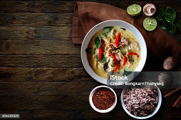나무 위에 녹색 치킨 카레 태국 요리 음식에 대한 스톡 사진 및 기타 이미지 - 음식, 태국 민족, 태국 문화
