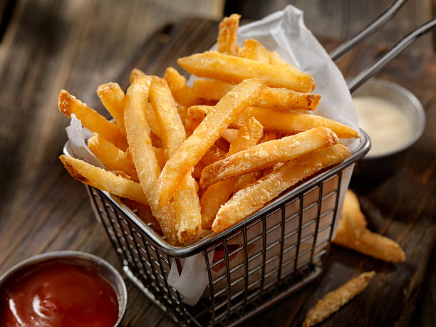 cesta de batata frita - comida de pub - fotografias e filmes do acervo