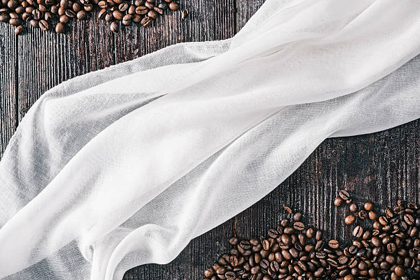 toalha de mesa branca e grãos de café - coffee hot drink cup teaspoon - fotografias e filmes do acervo