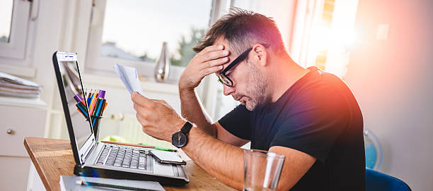 homem lendo carta e derrubando preocupado - financial burden - fotografias e filmes do acervo