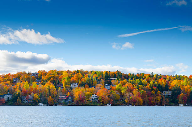 herbstberg mit see - vibrant color tree day autumn stock-fotos und bilder