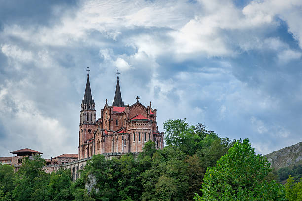 basilica di santa maria la real de covadonga, asturie, spagna - covadonga foto e immagini stock