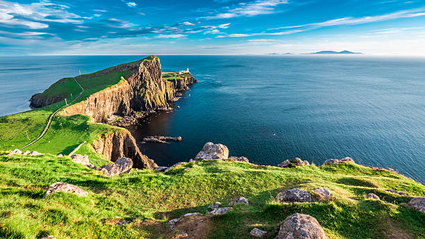 anochecer en el faro de neist point en la isla de skye - scotish culture fotografías e imágenes de stock