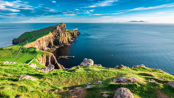 crepuscolo al faro di neist point nell'isola di skye - scotish culture foto e immagini stock
