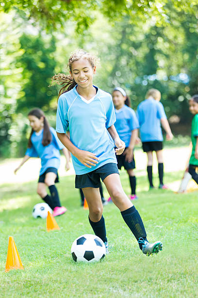 pewny siebie nastoletni piłkarz kopie piłkę podczas treningu - playing field kids soccer goalie soccer player zdjęcia i obrazy z banku zdjęć