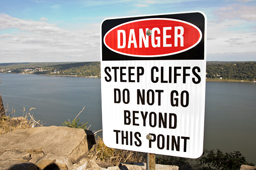 Steep Cliff sign on the Palisades looking over the Hudson River New York. Image shot with Canon Rebel T6s 24 Megapixel DIGIC 6, EF-17-40mm f/4L USM lens.