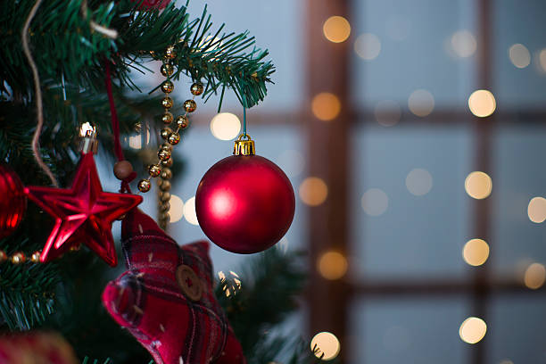 boule rouge de noël brillante accrochée à des branches de pin - christmas red decoration christmas ornament photos et images de collection