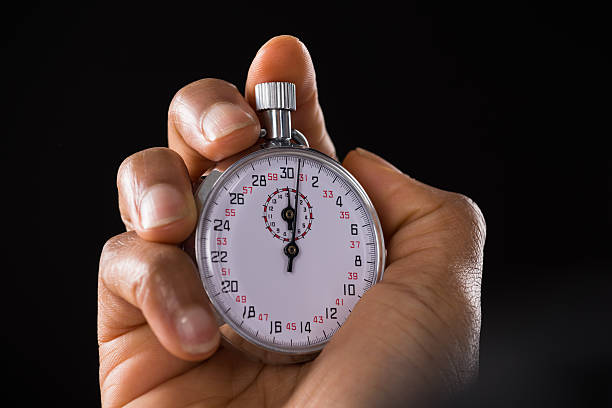 orologio di arresto della mano della persona - clock time clock hand urgency foto e immagini stock