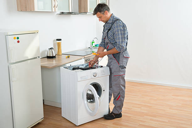 技師チェックの洗濯機、デジタルマルチメータ - appliance repairing clothes washer refrigerator ストックフォトと画像