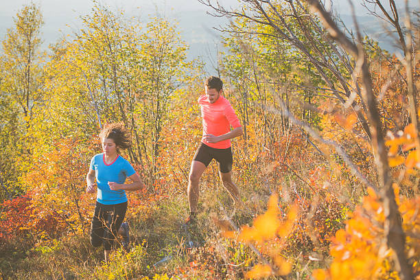 casal cross-country mountain running em julian alpes, outono, europa - sport exercising men julian alps - fotografias e filmes do acervo