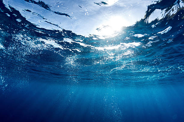 mar azul  - superficie del agua fotografías e imágenes de stock