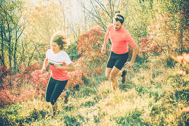 casal cross-country mountain running em julian alpes, outono, europa - sport exercising men julian alps - fotografias e filmes do acervo