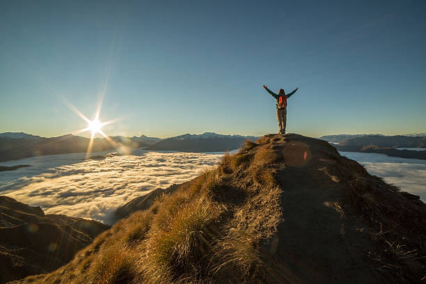 le top of the world  - arms outstretched arms raised women winning photos et images de collection