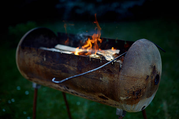 barbecue fire grill gros plan, isolé sur fond noir - charbroil photos et images de collection