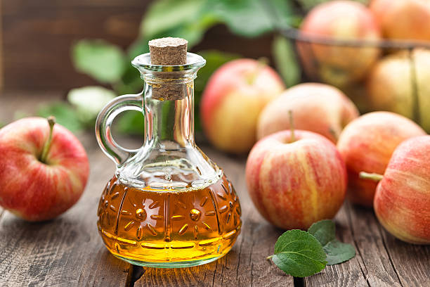 apple cider vinegar - vinegar stockfoto's en -beelden