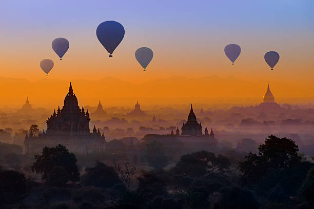 caliente aire globos en bagan, myanmar - burmese culture fotografías e imágenes de stock