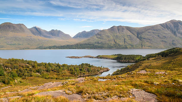 torridon hills e loch torridon - loch foto e immagini stock