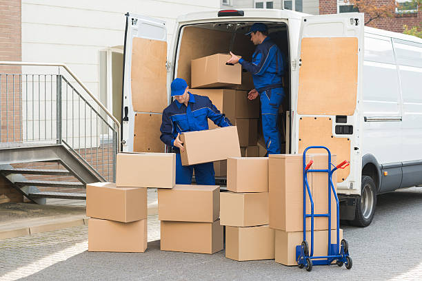 доставка мужчины разгрузки коробки на улице - moving van стоковые фото и изображения